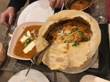 Mit Safran gefärbter Basmati Reis mit Lammstückchen nach indischer Art (15 €). Links: Hausgemachter Käse in einer delikaten Tomaten-Zwiebel-Sauce (10 €).